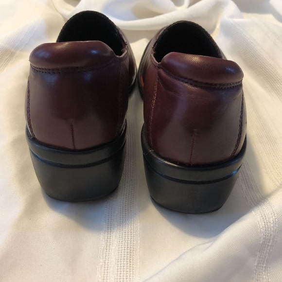CLARKS Artisan reddish brown slip-on shoes size 7M - Picture 9 of 10